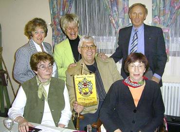 Unser Foto zeigt einen Teil des Vorstandes mit Brgermeister Helmut Roddewig.